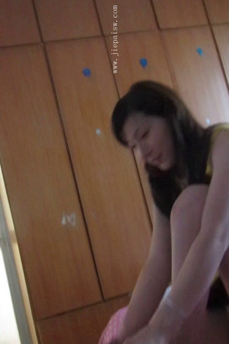 [大忽悠买丝袜街拍视频]ID0019 2011【家中脱丝袜清纯美女原味】清纯美女家中穿