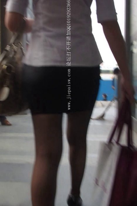 [大忽悠买丝袜街拍视频]ID0070 2012 10.10【忽悠】问修长腿包臀蓝裙咖啡丝骚妇买