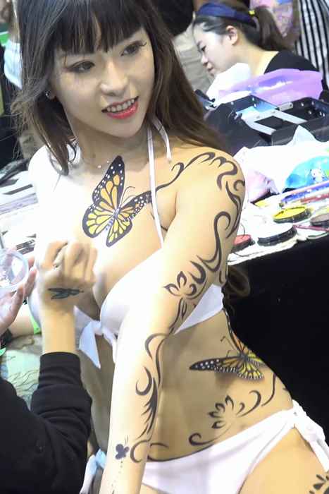 [各类性感视频]ID0343 台湾国际纹身艺术展比基尼人体彩绘 [MP4-325M]--性感提示：