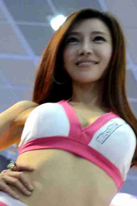 [各类性感视频]ID0411 韩国车展 气质超短裙美女模特[MP4-68M]--性感提示：丰满双手