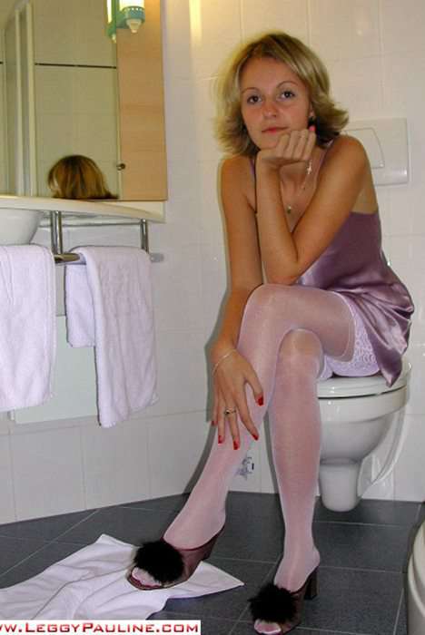 少妇上厕所[leggypauline丝足诱惑]ID004 20021024 Bathroom (Christian Dior white stockings)