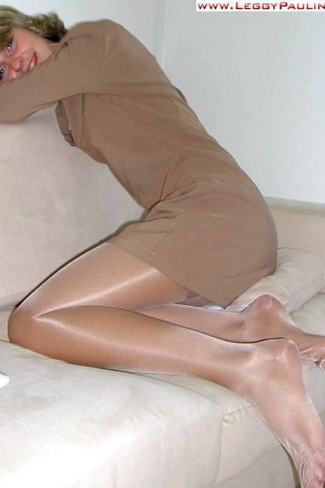 少妇闪亮肉丝妹子美腿[leggypauline丝足诱惑]ID022 20021024 Sofa posing (glossy beige pantyhose)