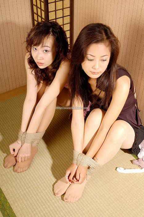 两个性感丝袜熟妇被捆束[丽柜Bindart美束]2005-11-17